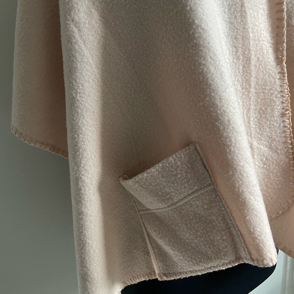 Over Shoulder Wrap With Pockets! - Picture 6 of 9